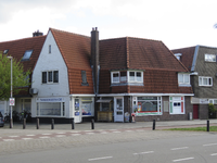 908802 Gezicht op de winkelhoekpanden Ondiep 1-3 te Utrecht, met op de voorgrond de Royaards van den Hamkade.N.B. ...